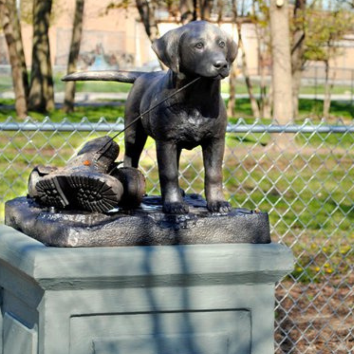 ロンイービー　リトルドッグ　RonＥBee LITTLE DOG Life-size Labrador Puppy Dog Statue with Boot Laces in Mouth