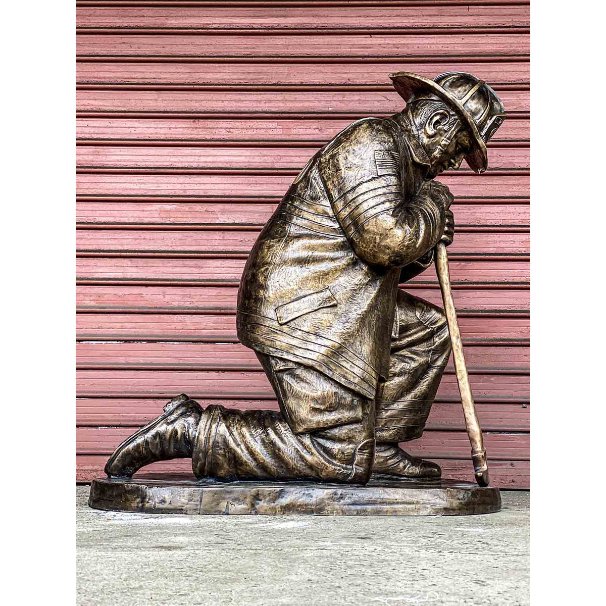 FLOWER BOMBER BRONZE STATUE ♯2 Banksy Flower Bomber Bronze Statue, Modern Art, Luxurious